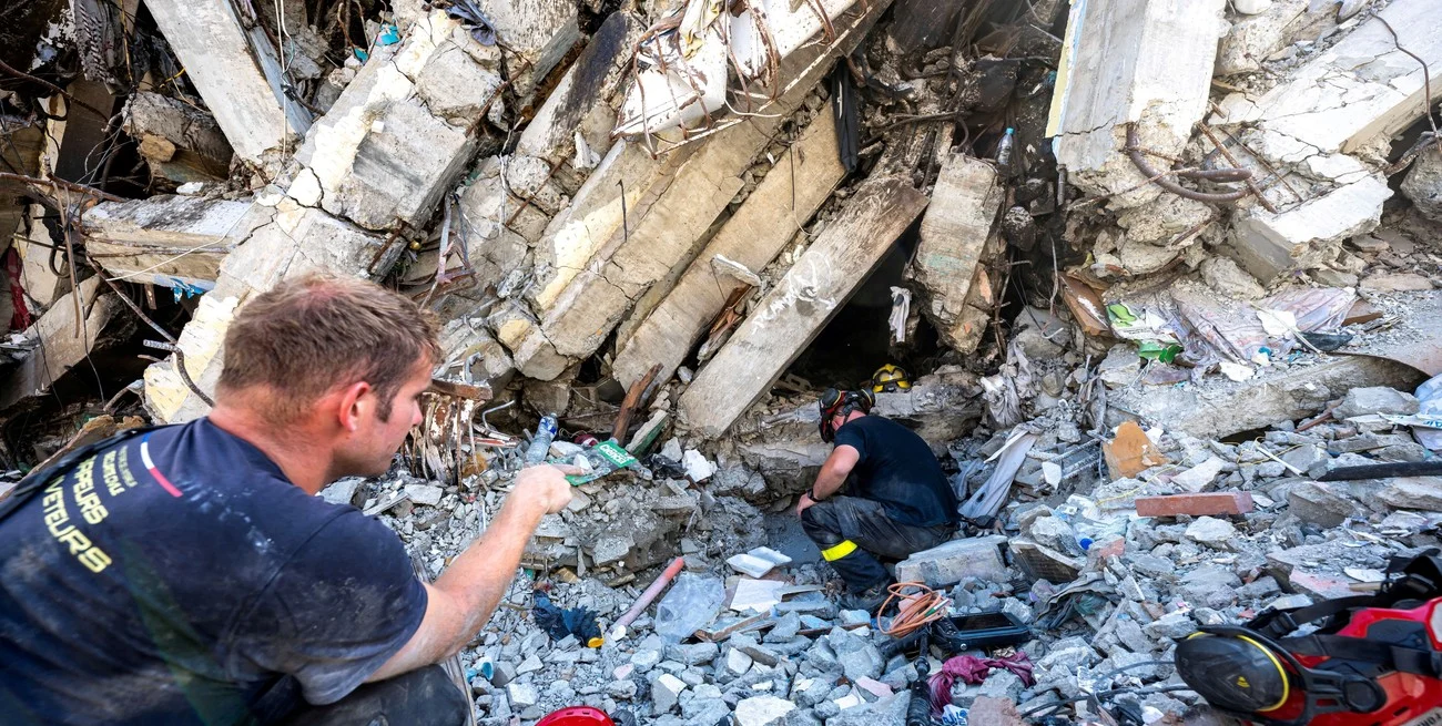 Ya son casi 2.000 los muertos por el doble sismo en Venezuela y buscan a contrarreloj a un nene argentino