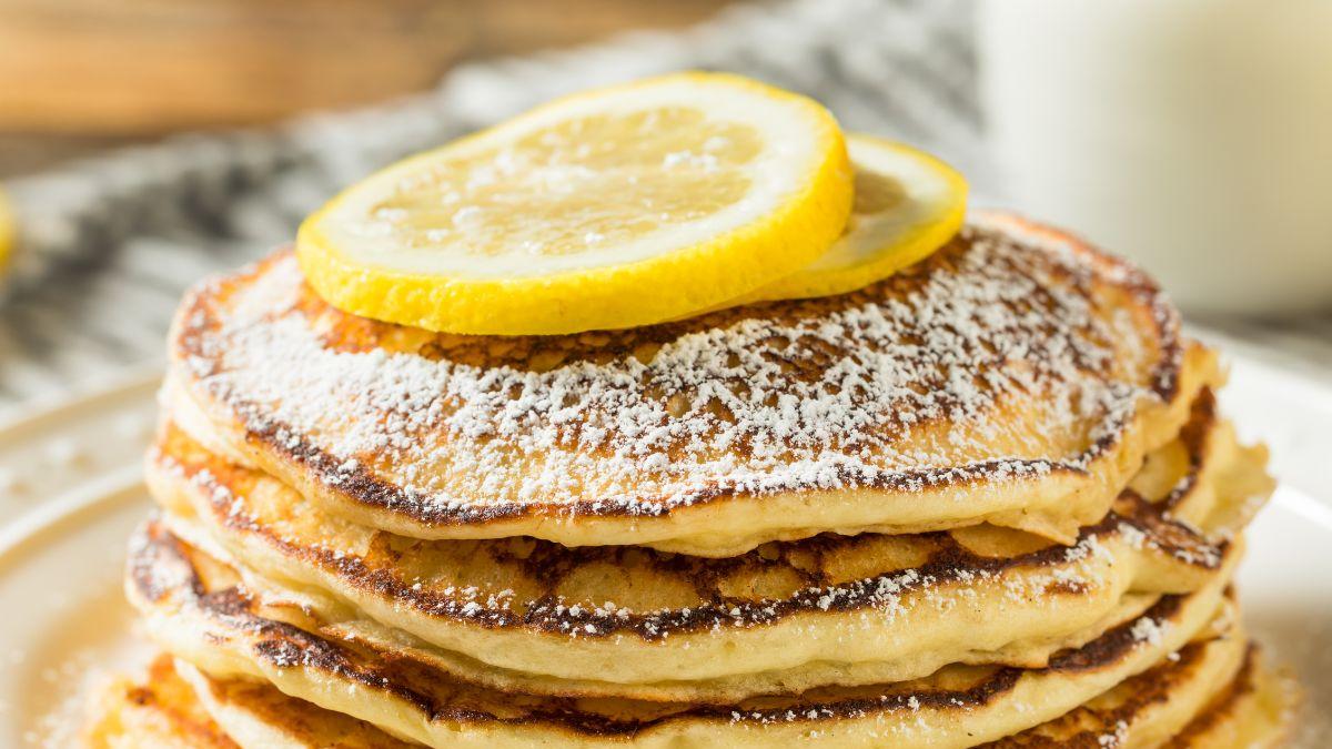 Esponjosos hot cakes sabor pay de limón, el postre transformado en desayuno