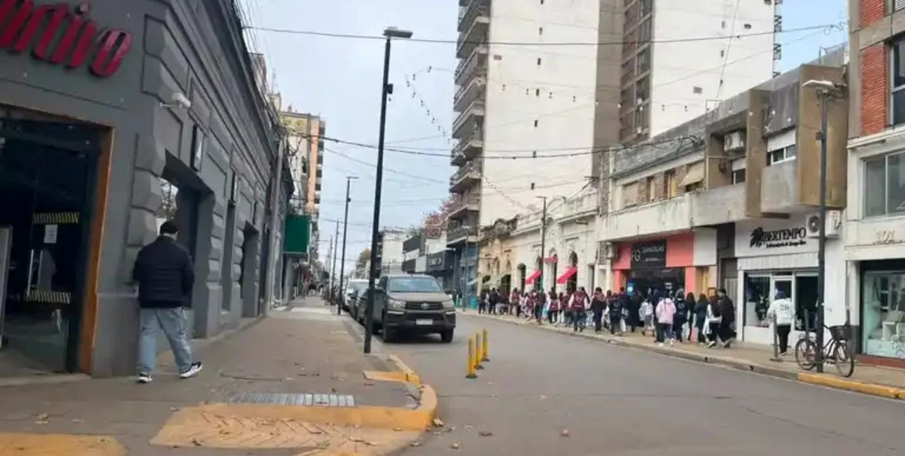 Vestida de celeste y blanco, Venado Tuerto impulsa el comercio