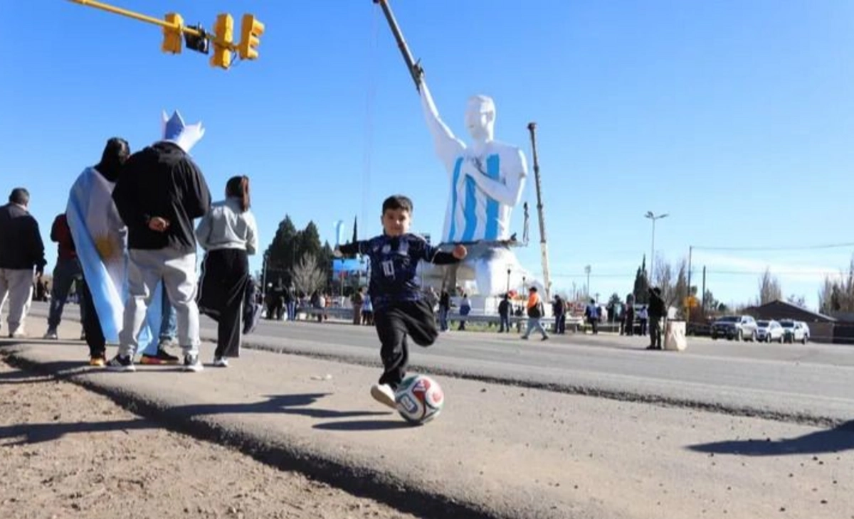Inauguraron la estatua más grande del mundo de Lionel Messi
