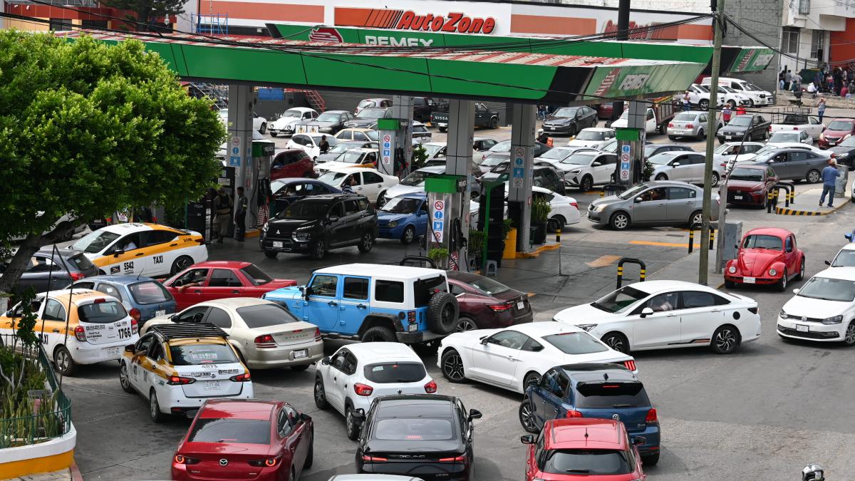 CNTE toma gasolineras en Tuxtla Gutiérrez y regala combustible