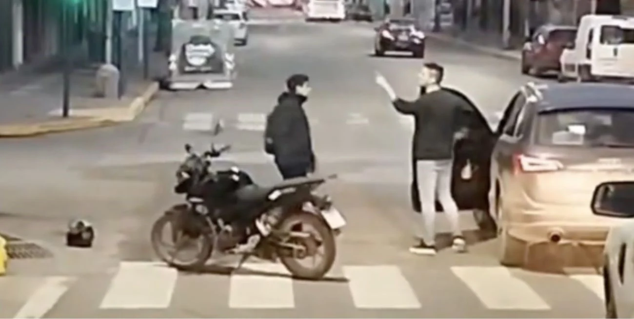 Neuquén: se bajó a discutir con un motociclista, dejó el auto sin freno de mano y provocó un choque
