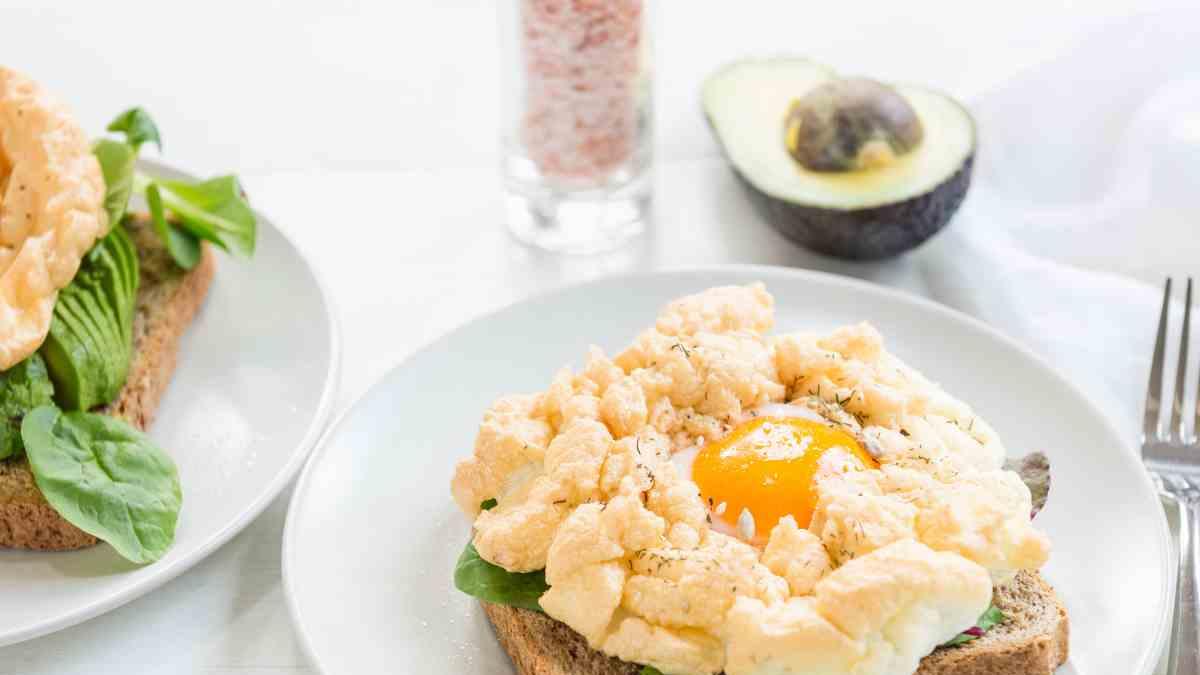 Receta viral de huevos nube para desayunar o brunchear en tu cocina