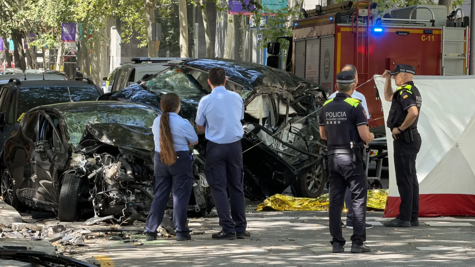 Dos muertos y un herido en un accidente por un conductor que huía de la Policía en Barcelona