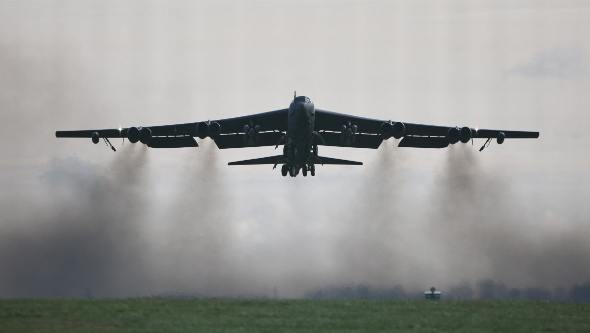 Bombardero estadunidense se estrella en base aérea en California EU