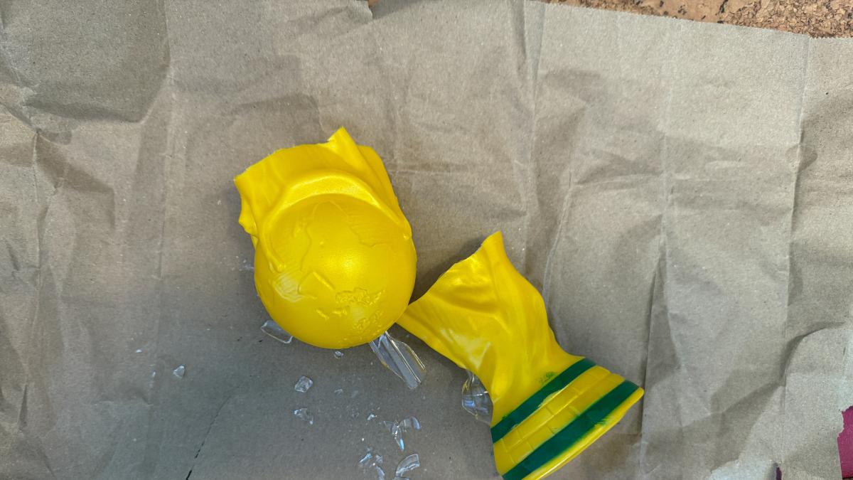 FIFA ordena destruir pipas de marihuana con forma de trofeo del Mundial tras amenaza legal en Toronto
