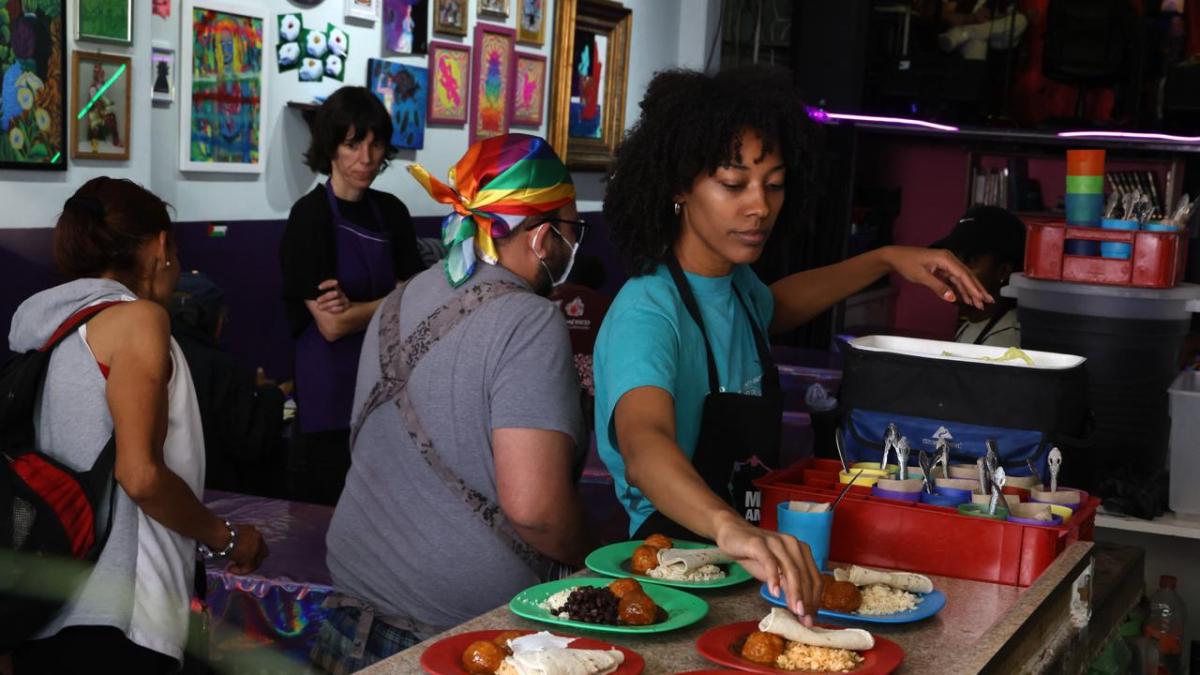 Manos Amigues apoya a comunidad LGBT+ para comer "como diputados"