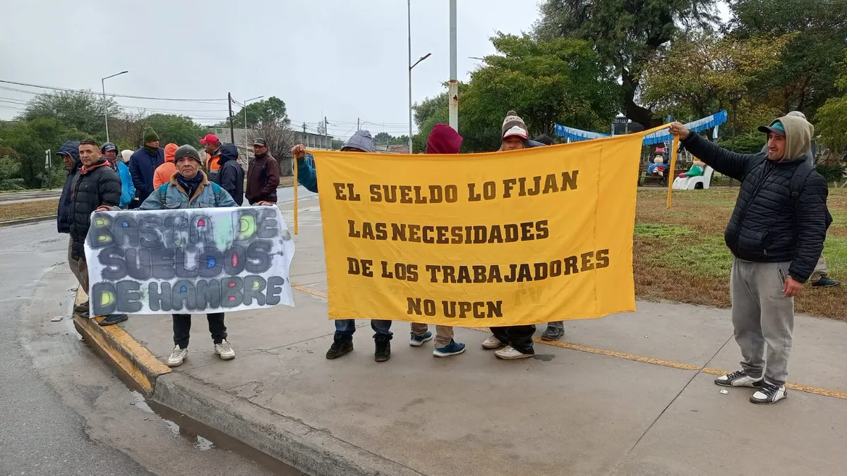 "Con amor no llegamos a comer": municipales de Valle Viejo marchan por salarios y condiciones laborales
