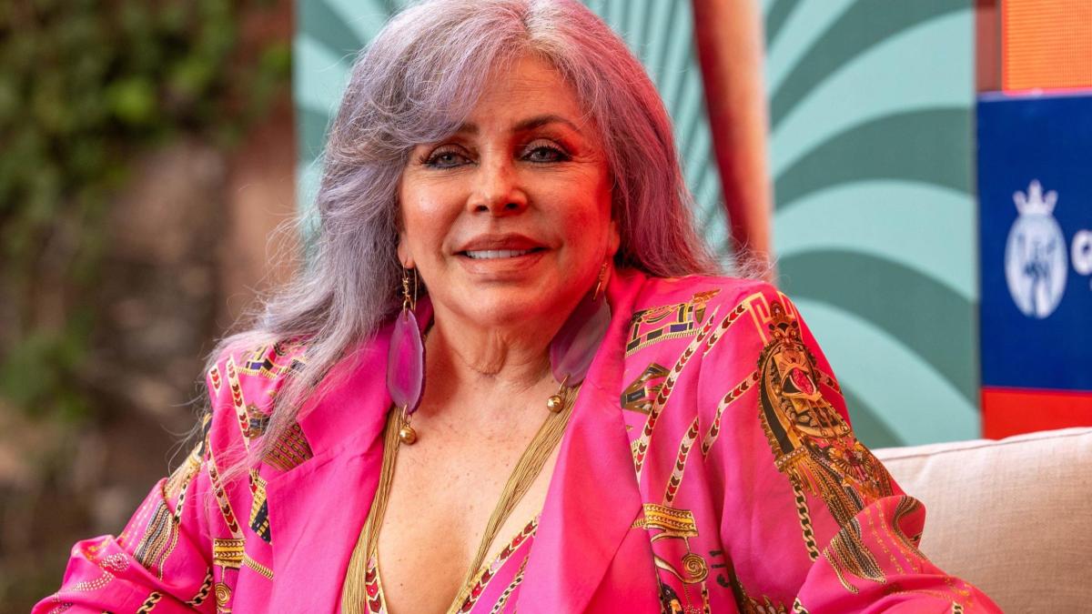 Verónica Castro reaparece y es coronada reina de la Marcha LGBT+ en CDMX