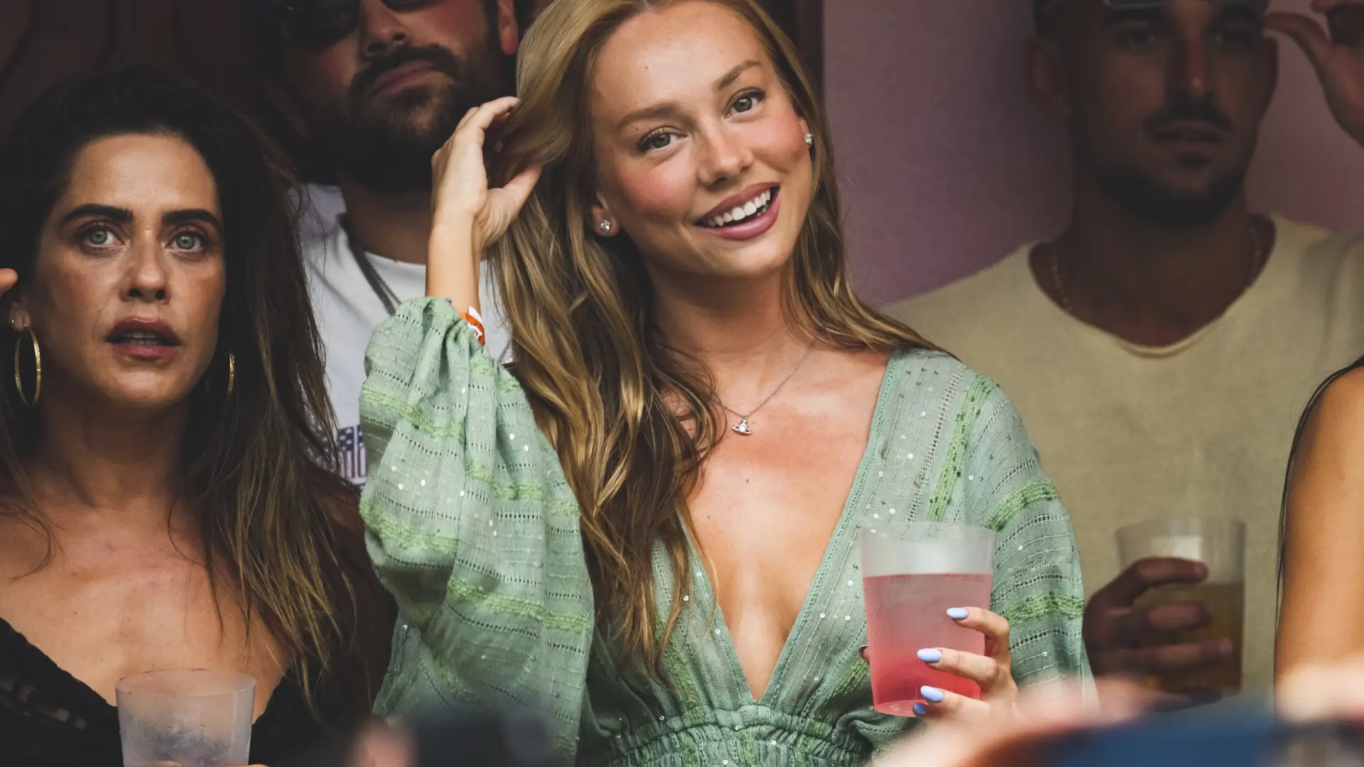 De Ester Expósito a Chiara Ferragni: los 'looks' más isleños de las 'vips' en el primer concierto de Bad Bunny en Madrid