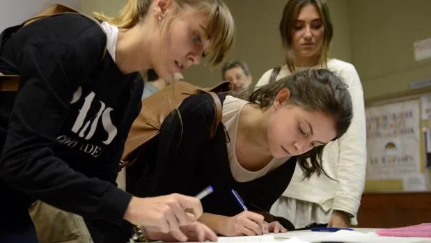 Los alumnos de la Autónoma acorralan a los 150 radicales del violento escrache a Felipe González