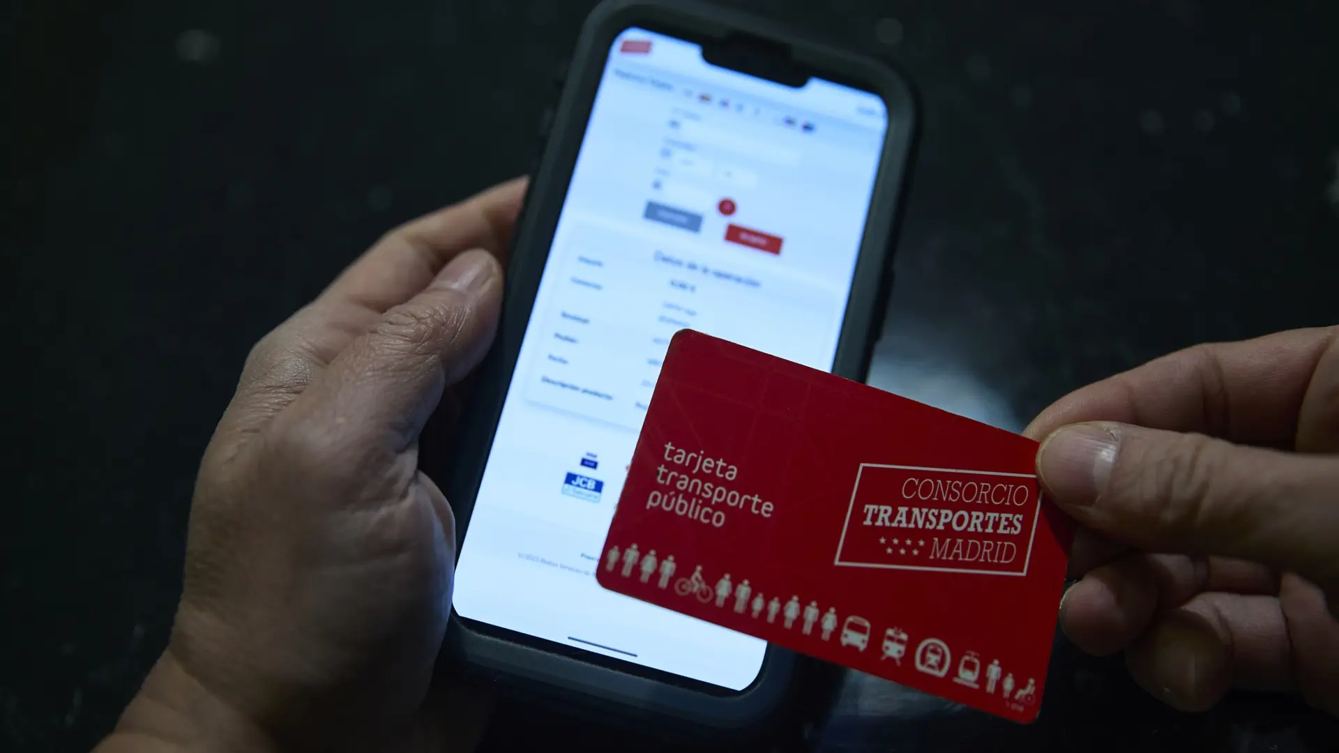 El PSOE cree que limitar el abono de transporte a empadronados responde a una "prioridad nacional solo para madrileños"