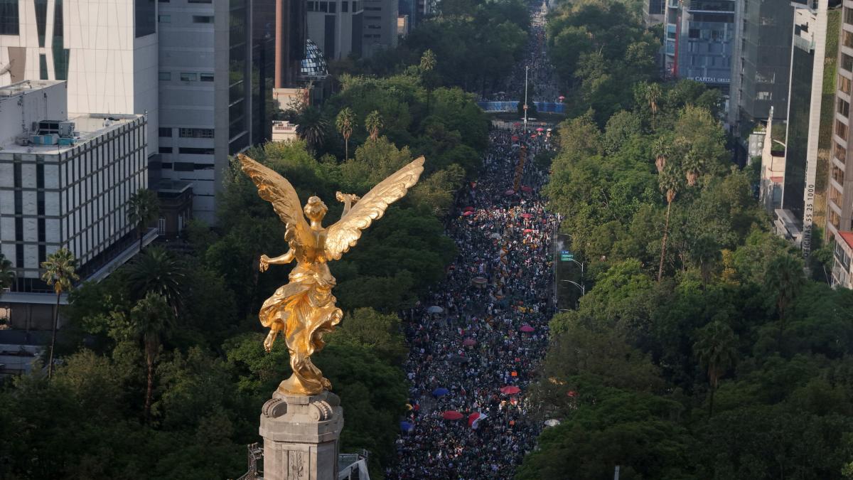 Miles de aficionados se apoderan del Ángel de la Independencia tras victoria de México
