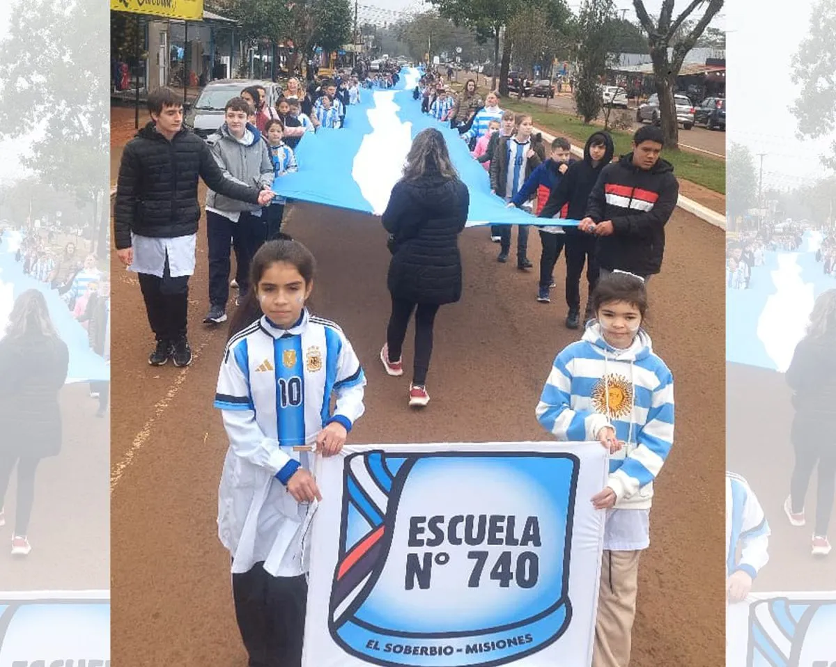 Emotivo banderazo patrio de alumnos de la Escuela N°740 en El Soberbio