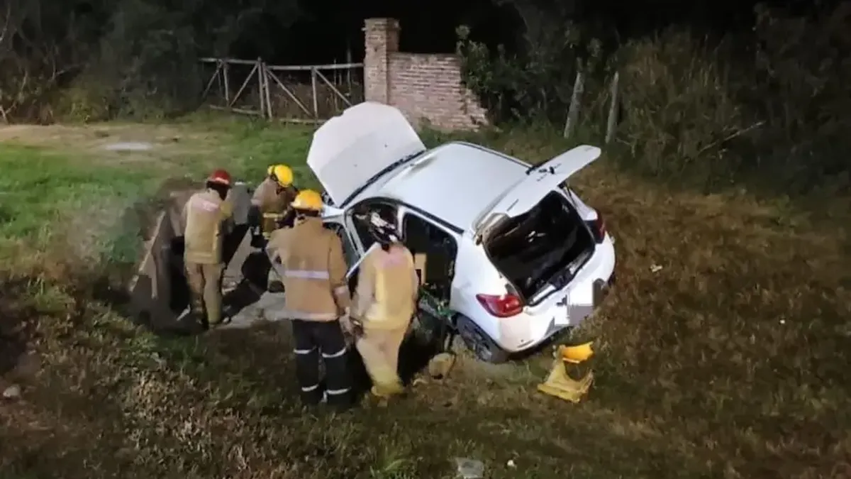 Cargaba el celular en el auto, explotó y sufrió graves quemaduras