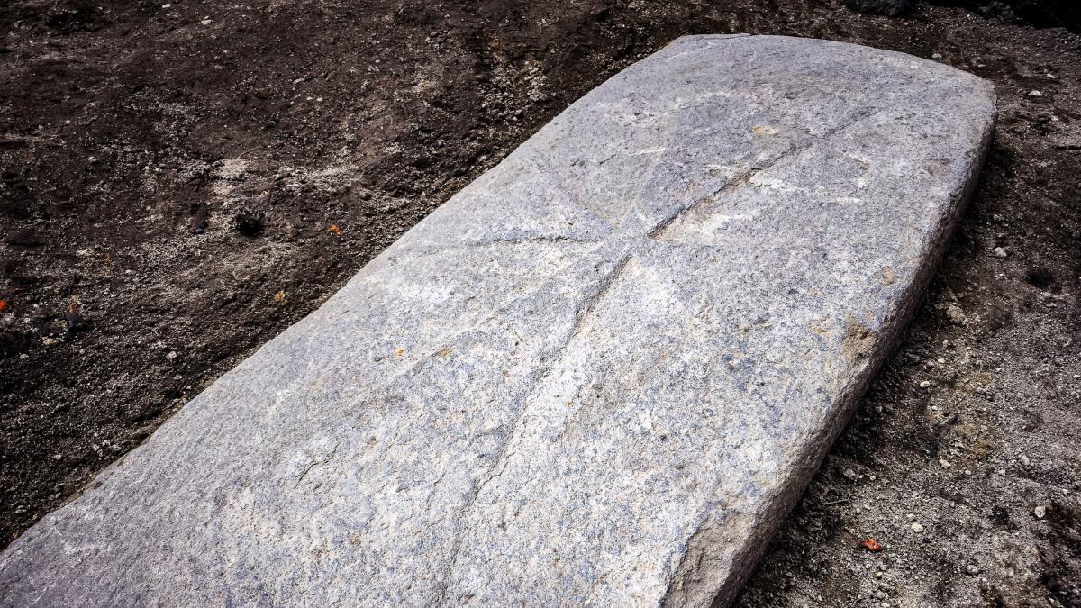 Una lápida del siglo XIII bajo una heladería y el misterio de la iglesia de madera más antigua
