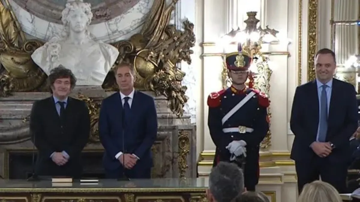 Milei tomó juramento a Santilli y selló un abrazo con Adorni en la Casa Rosada