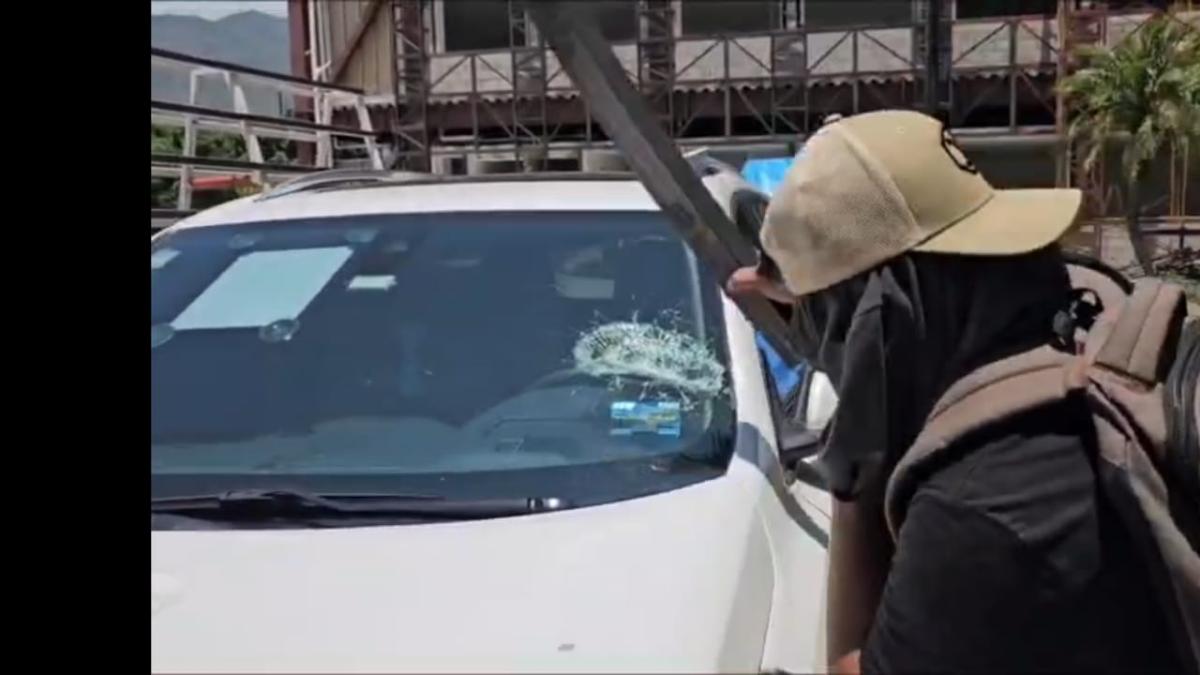 Integrantes de la Ceteg irrumpen en el Congreso de Guerrero y vandalizan autos