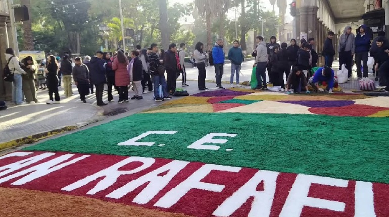 Estudiantes elaboran alfombras florales por la festividad de Corpus Christi