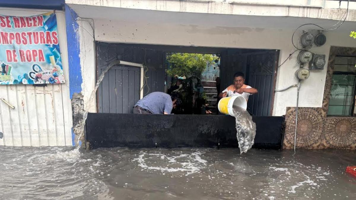 Tormenta deja inundaciones en Los Reyes La Paz