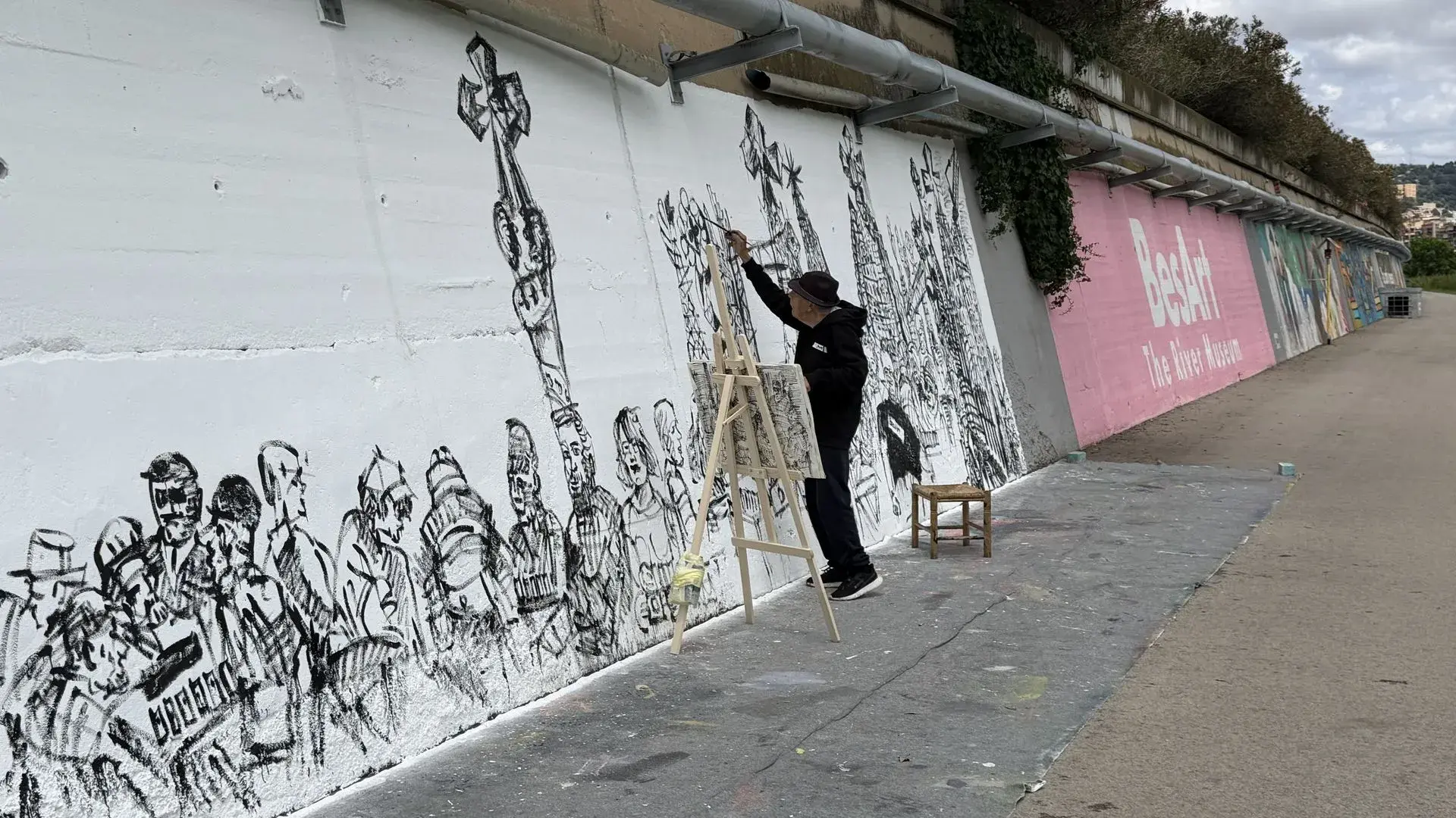 Tiene 93 años, utiliza una caña como pincel y ha revolucionado el arte en Barcelona: así es Joan Bueno