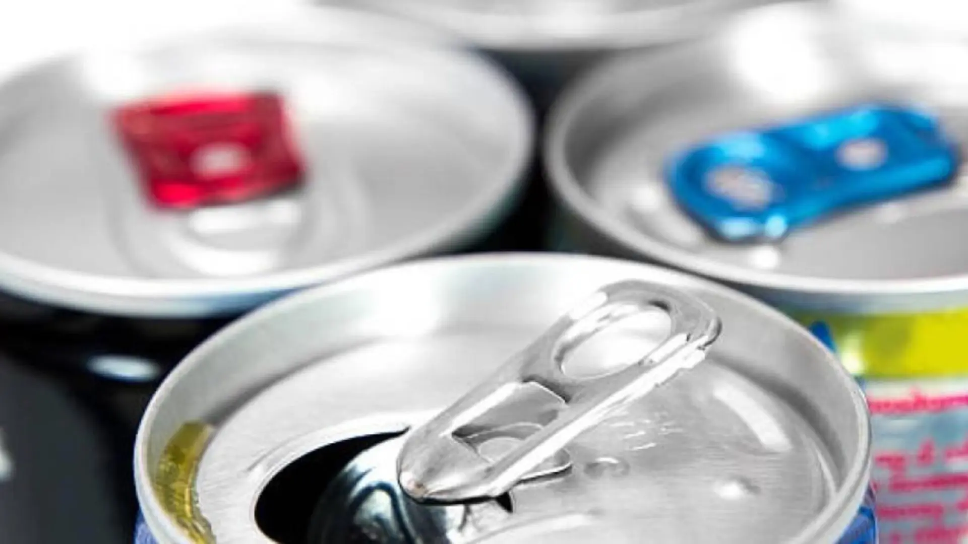 Consumo retoma su plan para prohibir la venta de bebidas energéticas a menores tras el fracaso de la ley de Sumar