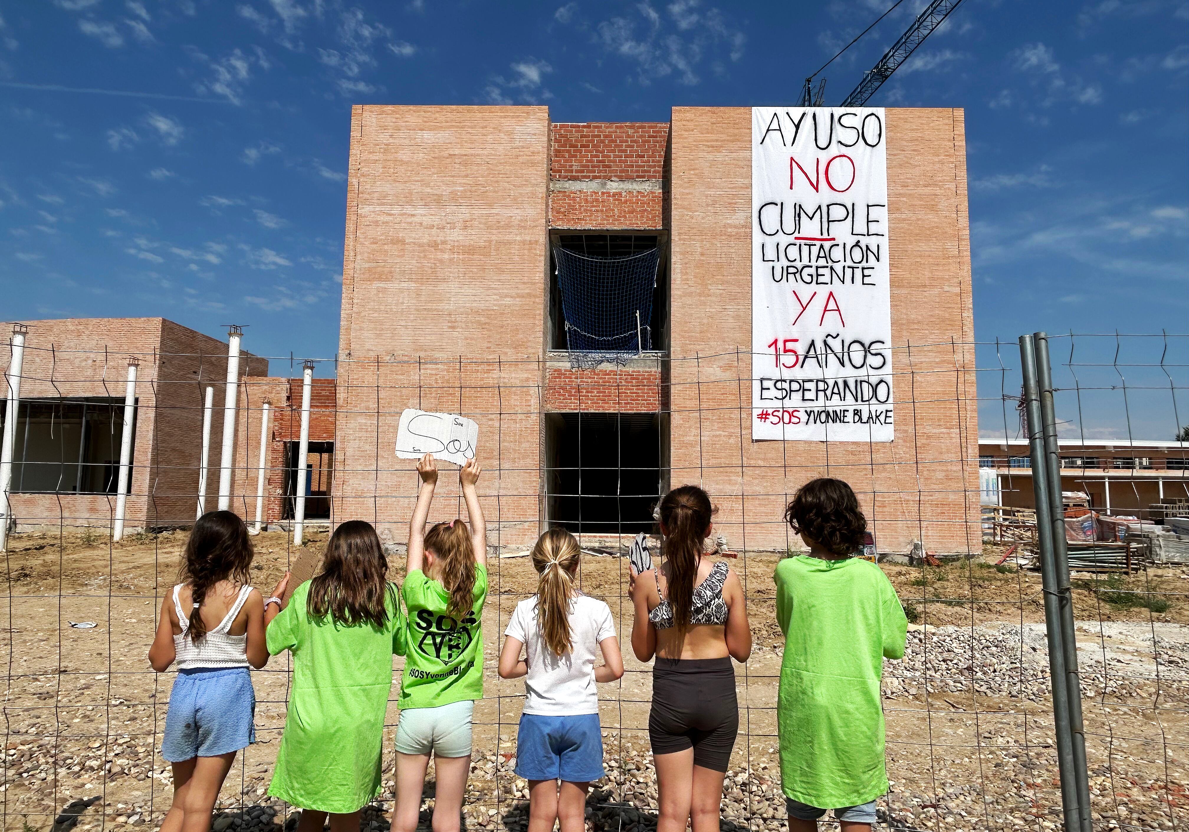 Un encierro nocturno en un colegio con 15 años de retraso y siete en obras sin terminar: "Ayuso no cumple"