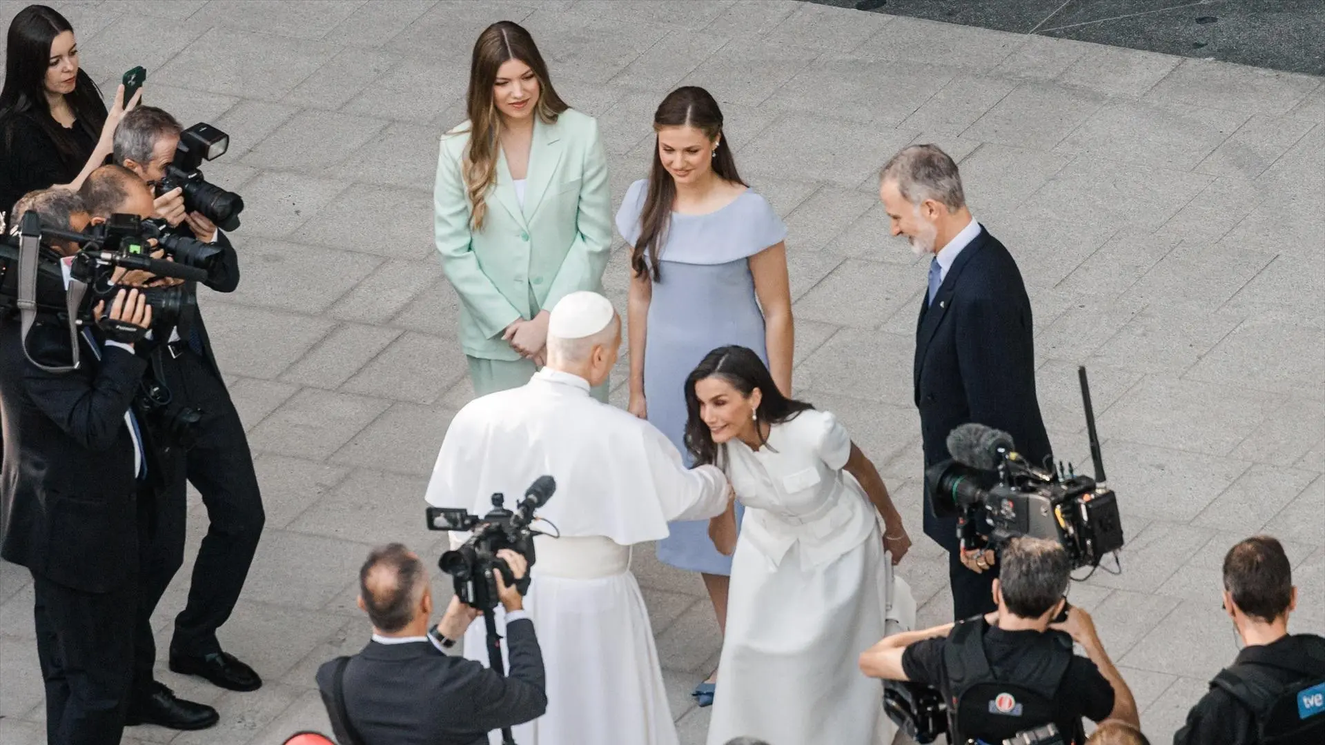 Letizia, Leonor y Sofía: la reina de blanco y sus hijas en tonos pastel para la misa