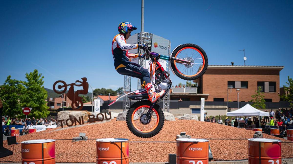Toni Bou se catapulta con el récord Guinness de saltos sobre una rueda en moto de trial