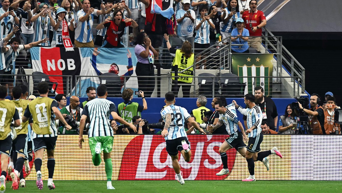 Argentina vence a Austria con doblete de Messi
