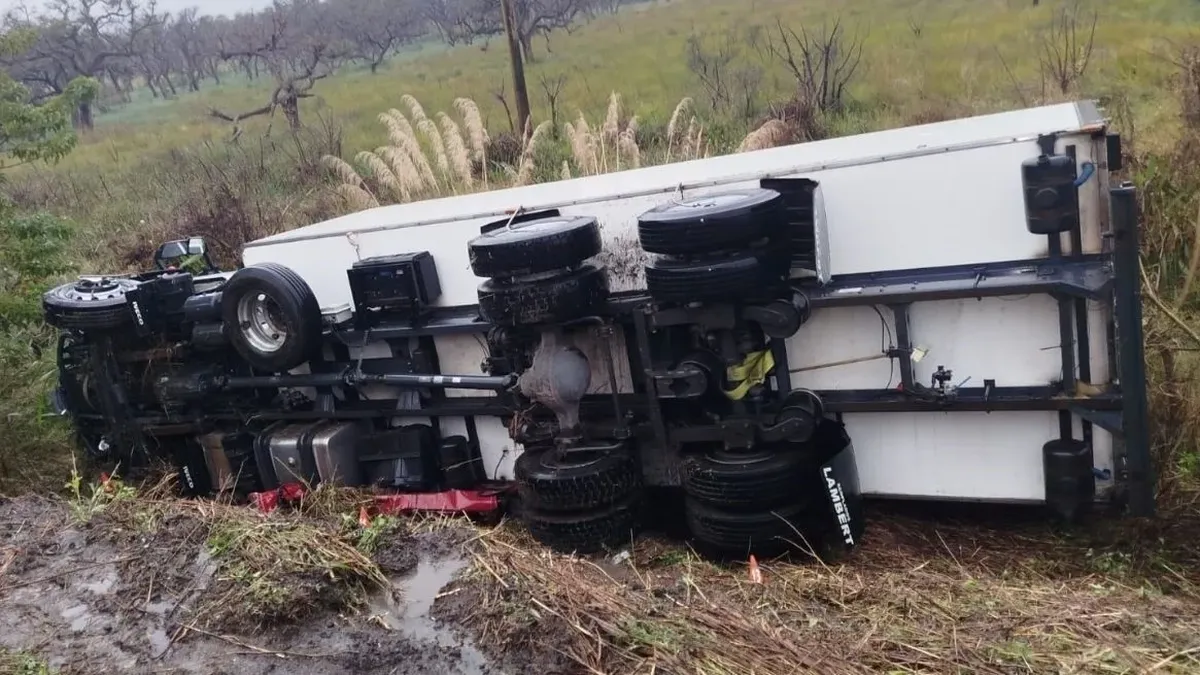 Tragedia en la ruta: dos muertos tras un brutal choque entre un auto y un camión