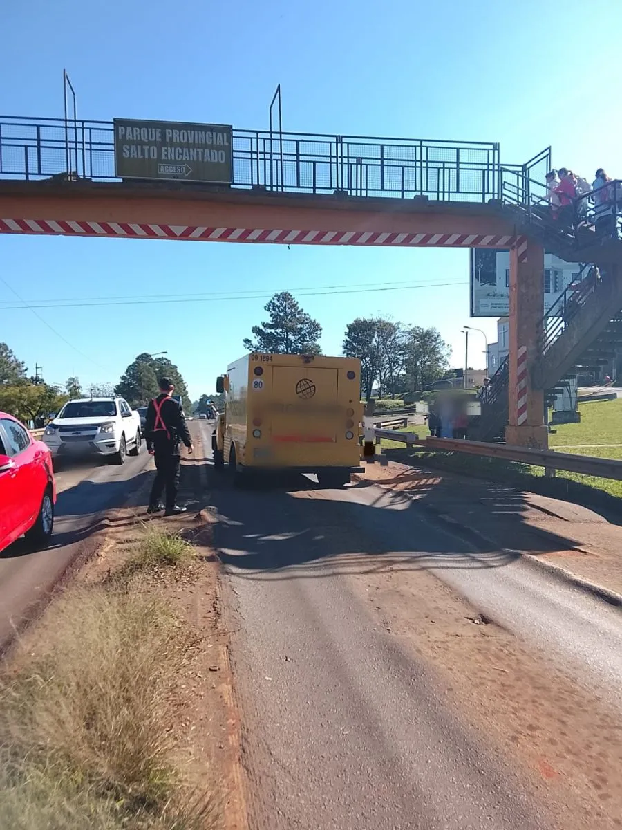 Asistieron a un camionero que quedó varado y obstruía el tránsito en la ruta 14