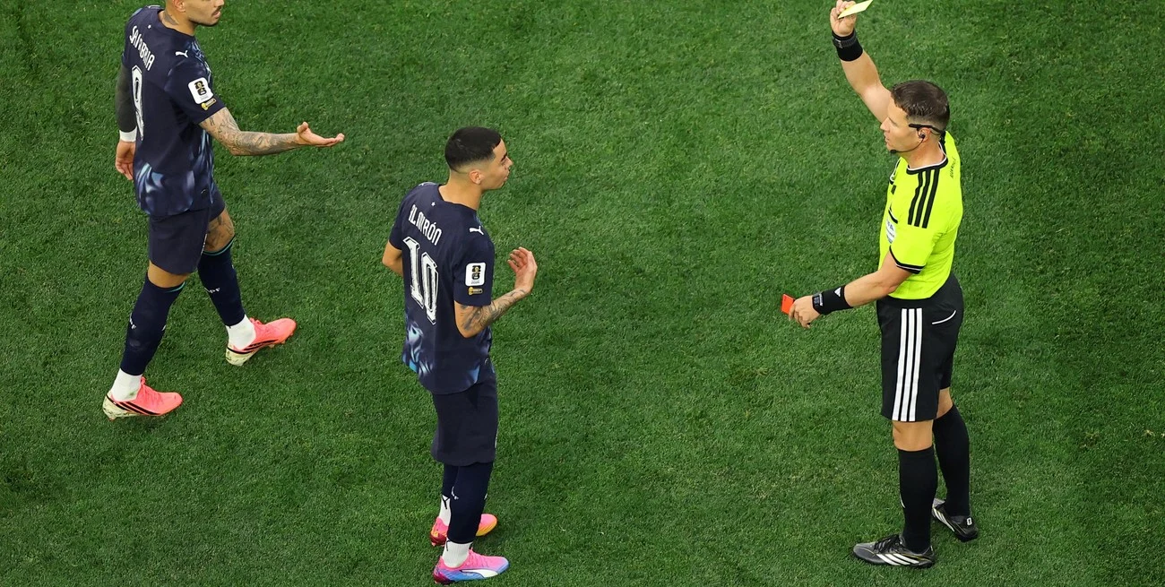 Se estrenó la "ley Prestianni" en el Mundial 2026 y terminó con una roja a Almirón