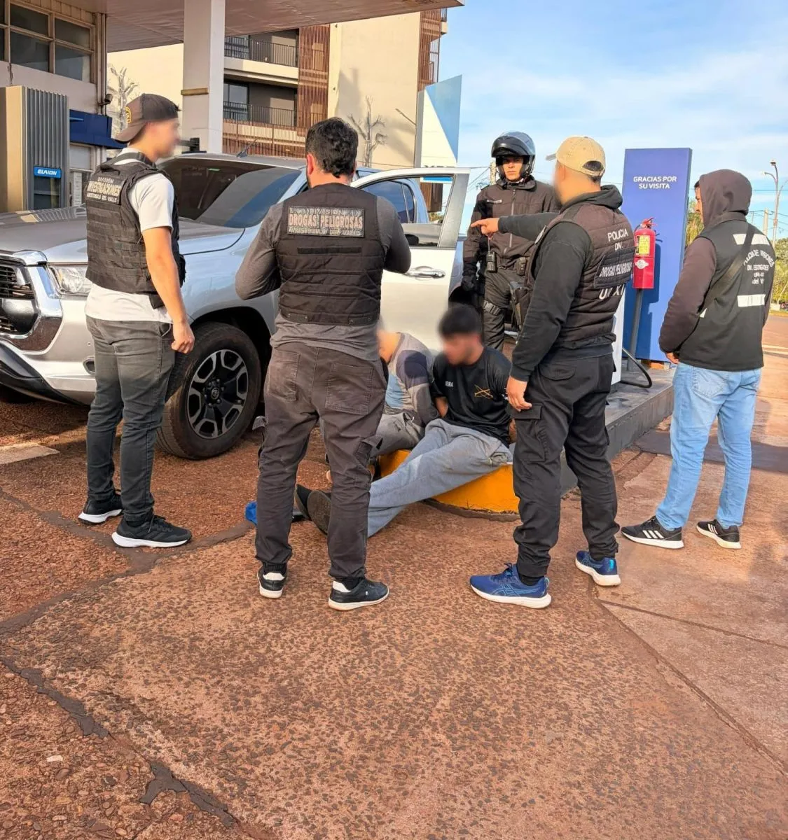 Dos narcos detenidos con una carga de droga y camionetas robadas