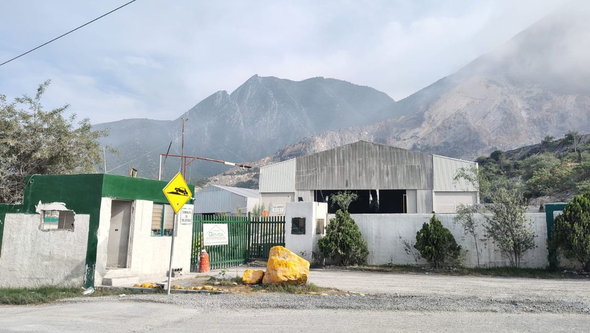 Familiares exigen rescate de operador sepultado en Escobedo, NL
