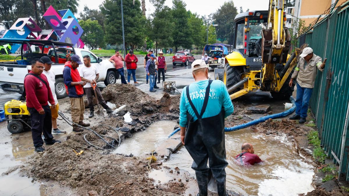 Comienzan a reparar megafuga de agua potable en Iztapalapa
