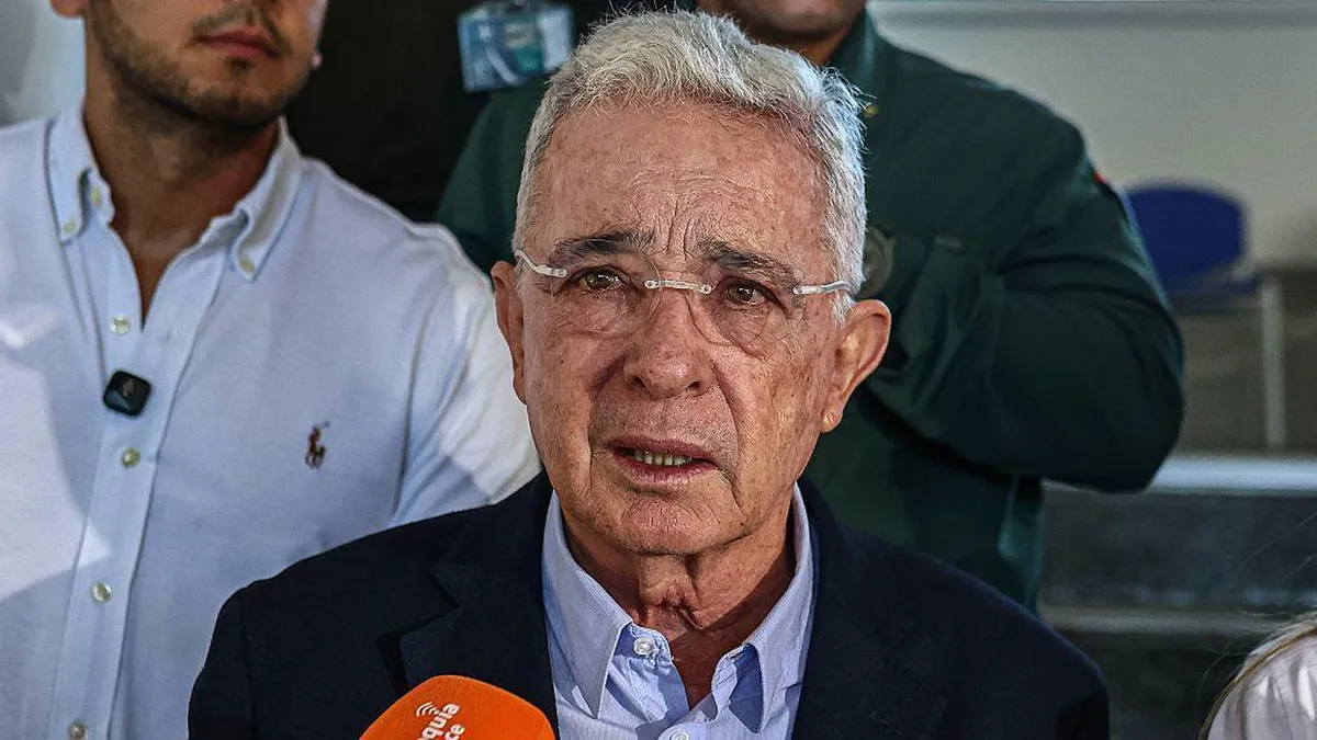 La Fiscalía de Colombia abre una investigación contra el expresidente Uribe por presuntos vínculos con paramilitares y dos masacres de los 90