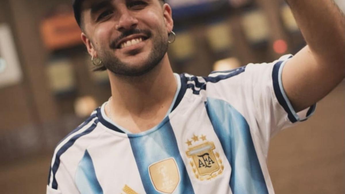 Messi escucha su canción: Palmito creó el primer hit de Argentina en el Mundial