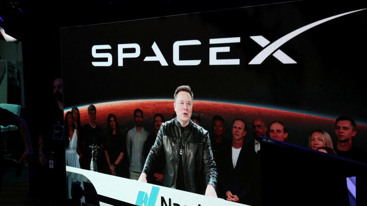 ¿Elon Musk creará un teléfono con IA y su propia telefónica? Esto sabemos