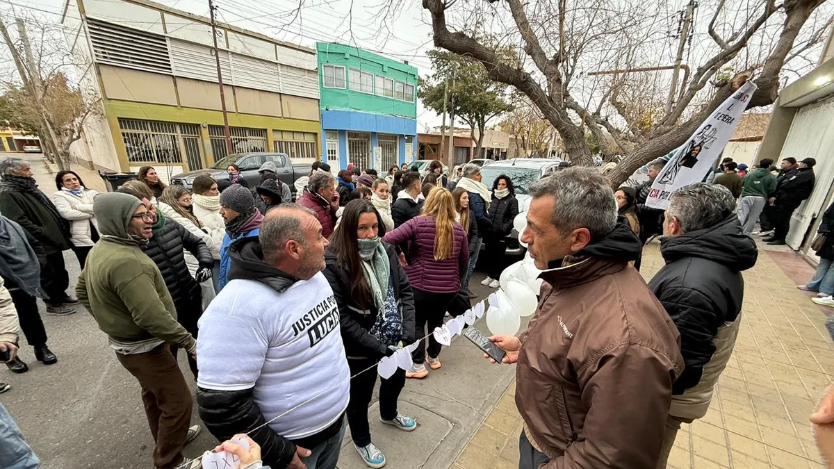 Con la esperanza de una condena, la familia de Lucía Rubiño espera el fallo del juicio frente a Flagrancia