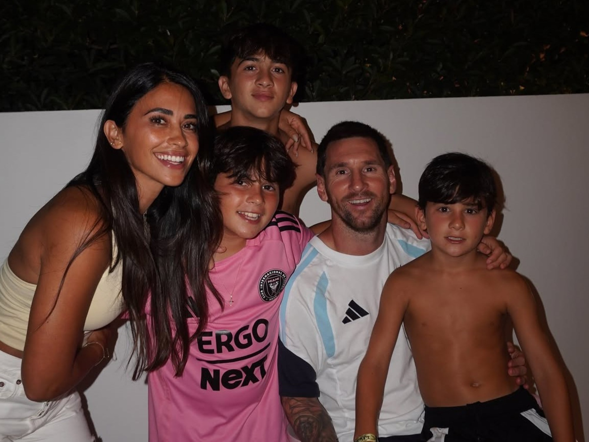 La Scaloneta recarga energías: las fotos del reencuentro de Lionel Messi con Antonela y sus hijos en la noche libre en Miami
