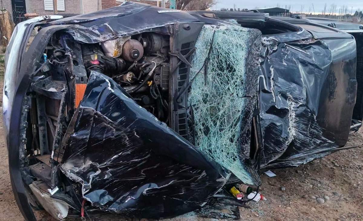Varias personas están internadas tras el vuelco de una camioneta