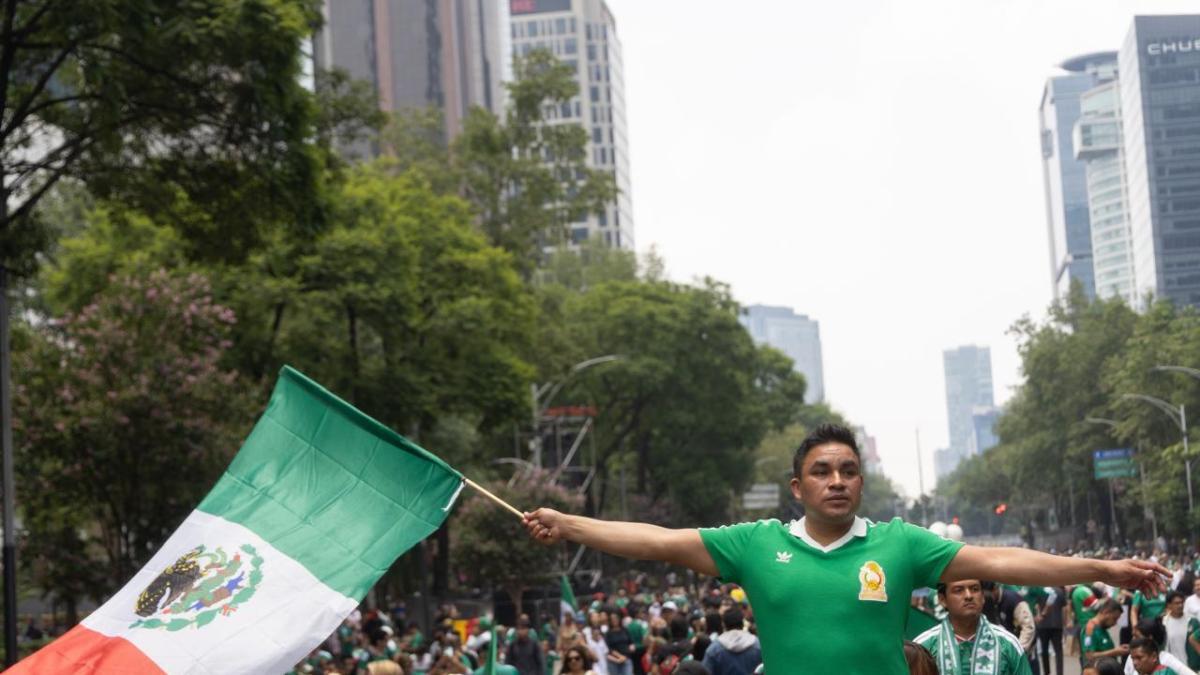Música, batucada y lluvia marcan la espera del partido en el Ángel de la Independencia