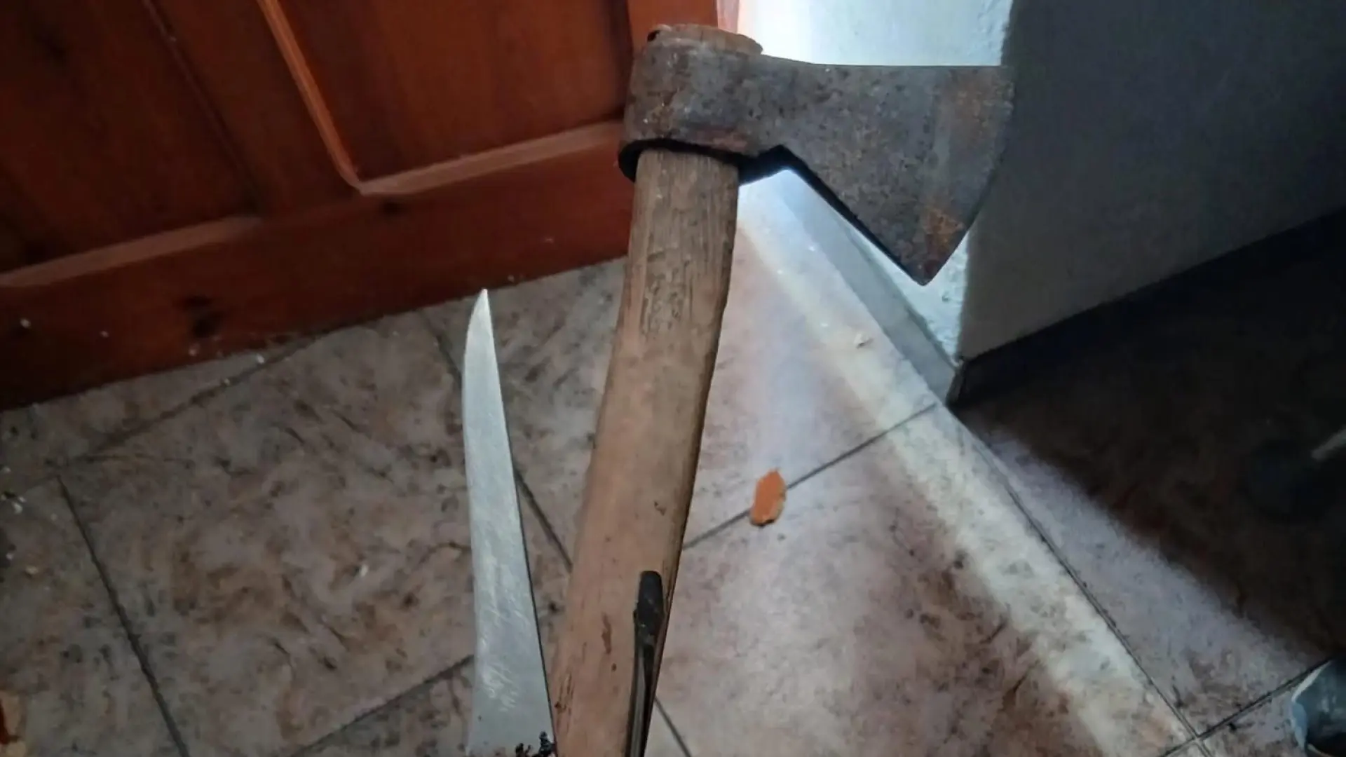 Detenido un delincuente reincidente armado con un hacha mientras robaba en una casa de Íllora