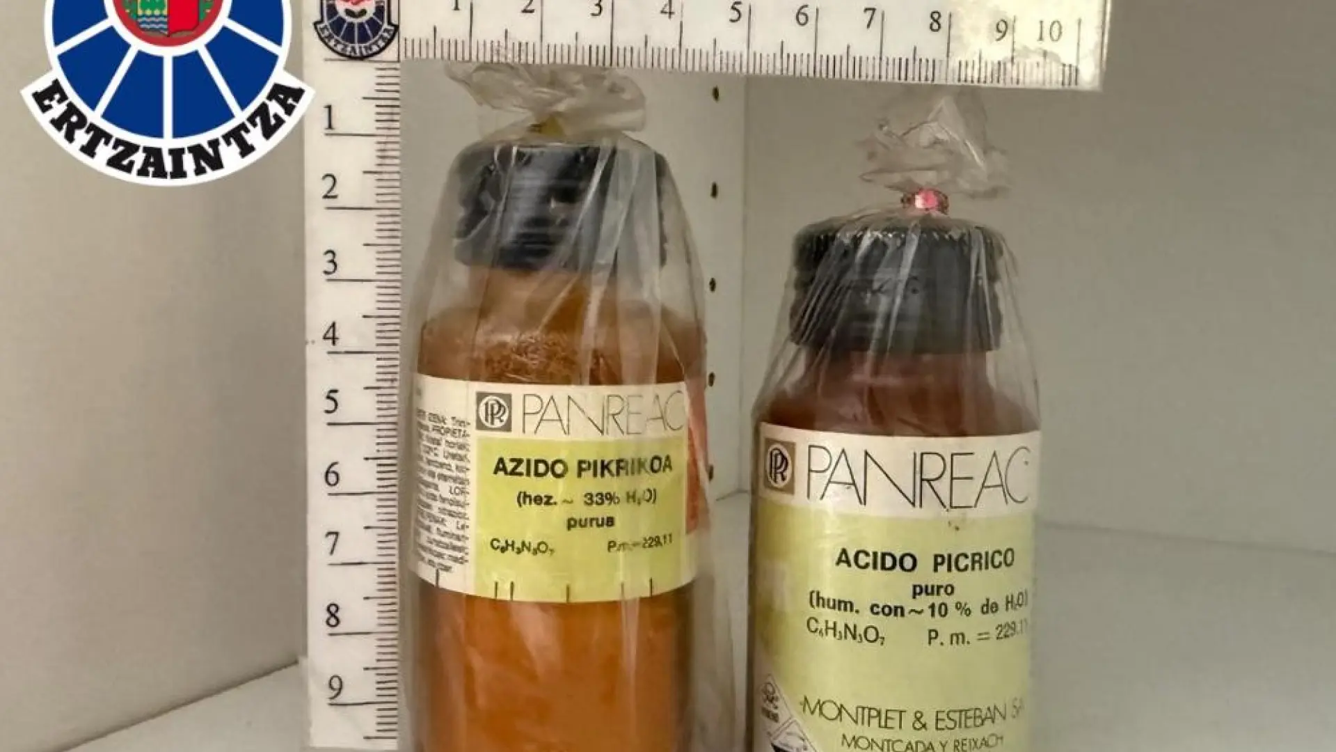 La Ertzaintza retira seis botes de ácido pícrico en centros escolares de Eibar, Getxo, Bilbao y Vitoria