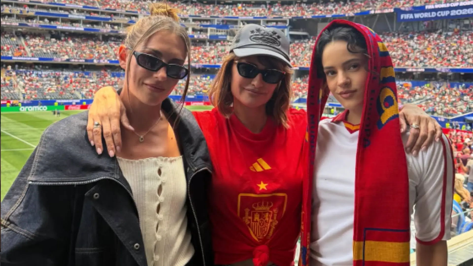 Trío de reinas en el fútbol: Rosalía, Penélope Cruz y Alexia Putellas viendo la victoria de España