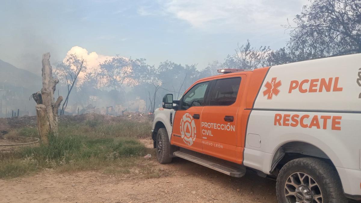 Incendio arrasa con tejabanes y deja 100 personas evacuadas en NL