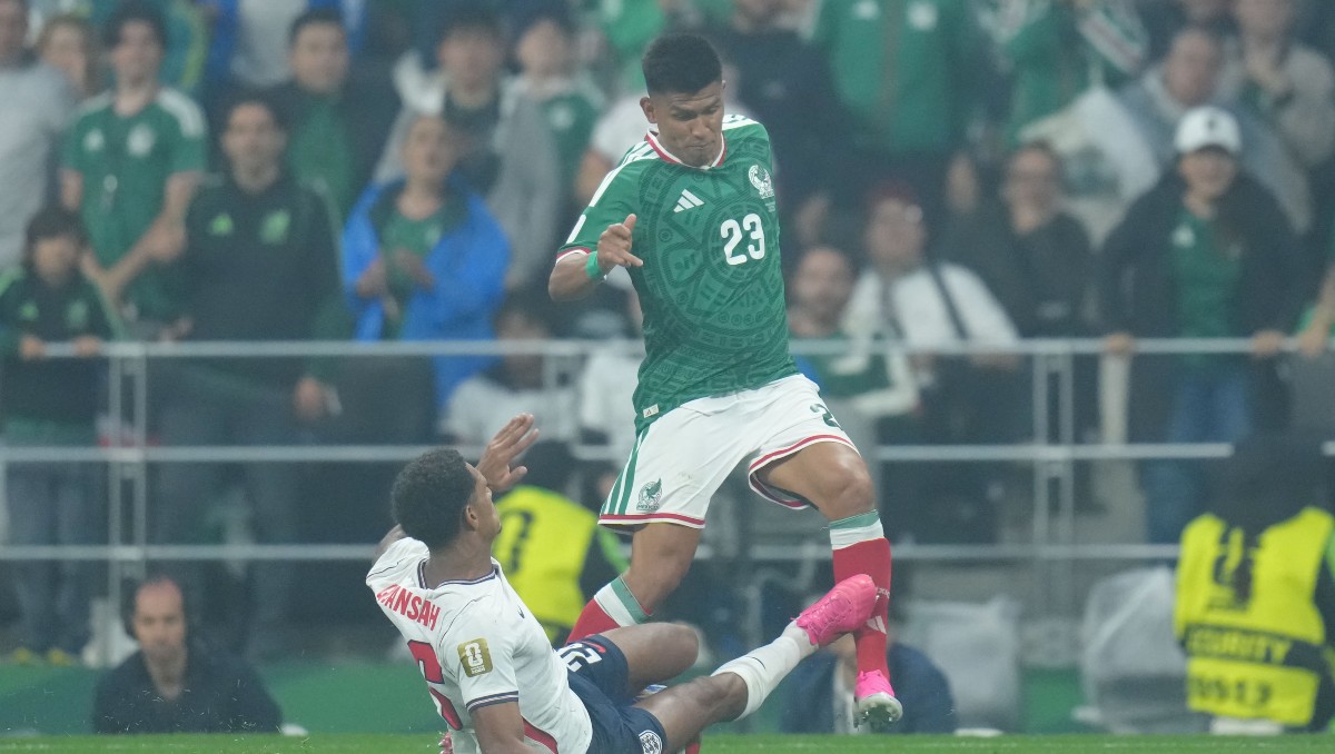 Jesús Gallardo recibe brutal falta de Jarell Quansah: VIDEO
