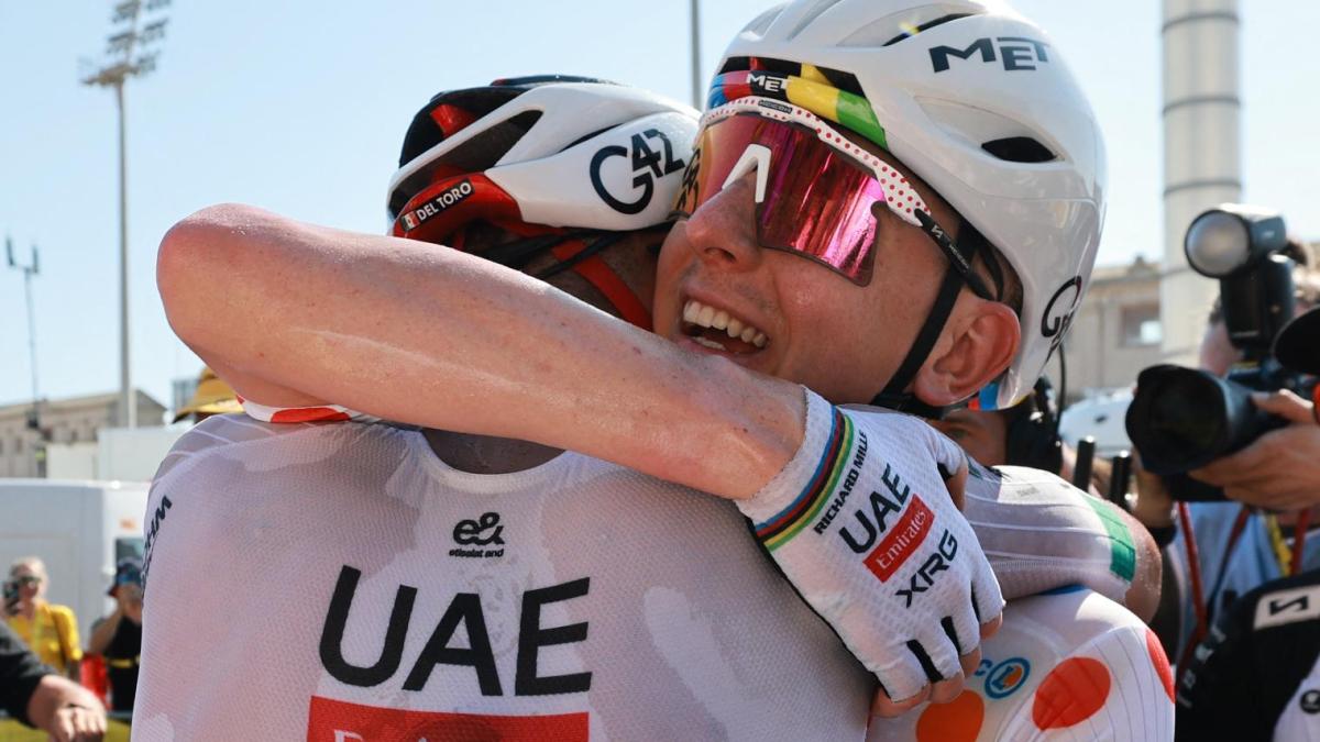 Tadej Pogacar celebra con la bandera de México la gloria de Isaac del Toro en el Tour