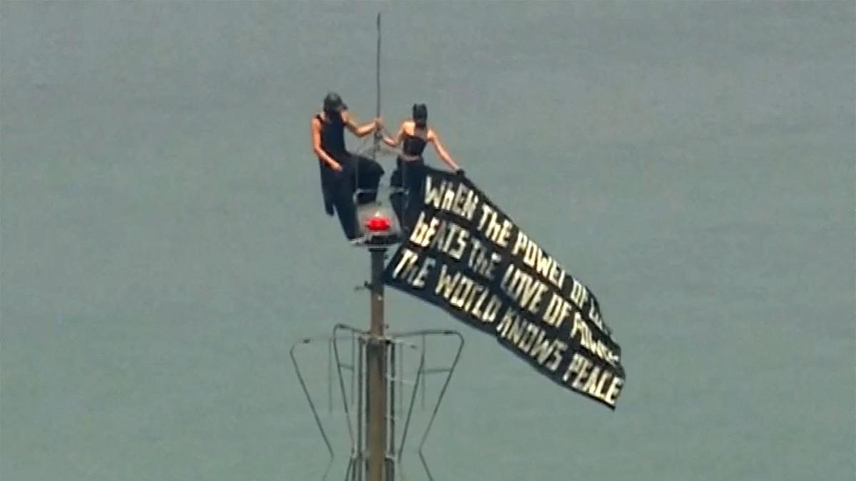 Dos personas trepan a la cima del Empire State Building para una petición de matrimonio